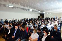  უნივერსიტეტმა პირველკურსელებთან შეხვედრა შექმნილი ეპიდსიტუაციის შესაბამისად დაგეგმა და მათ საკონფერენციო დარბაზში უმასპინძლა.